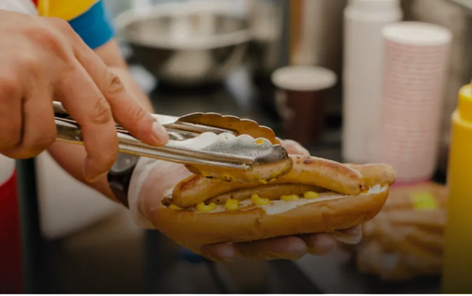Un serveur en train de faire un hot dog
