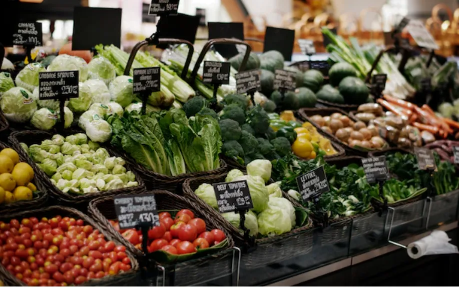 Un rayon légume dans un commerce de détail