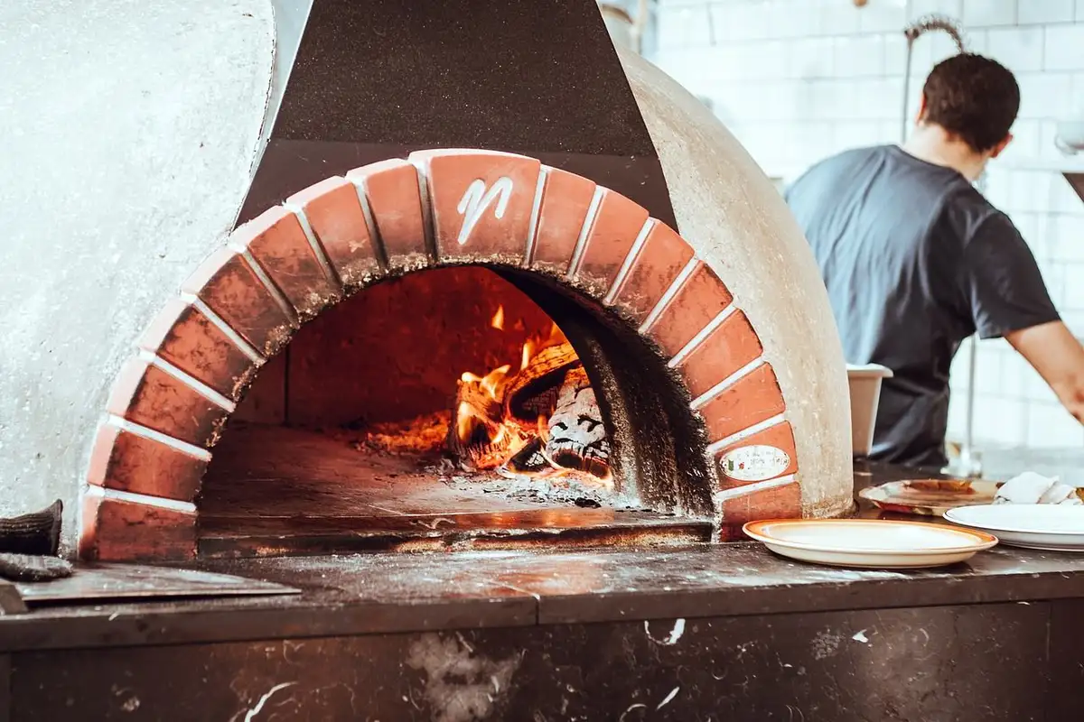 Four à bois en plein service dans une pizzeria