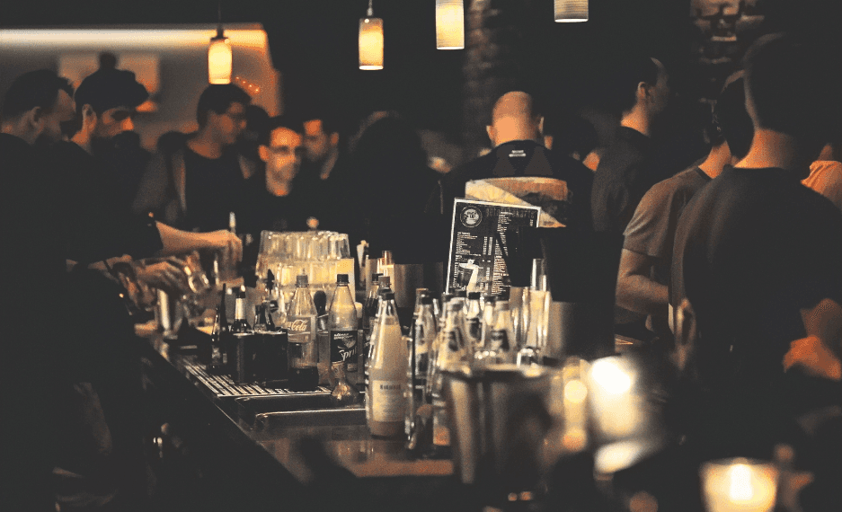 Des personnes attablées au comptoir.