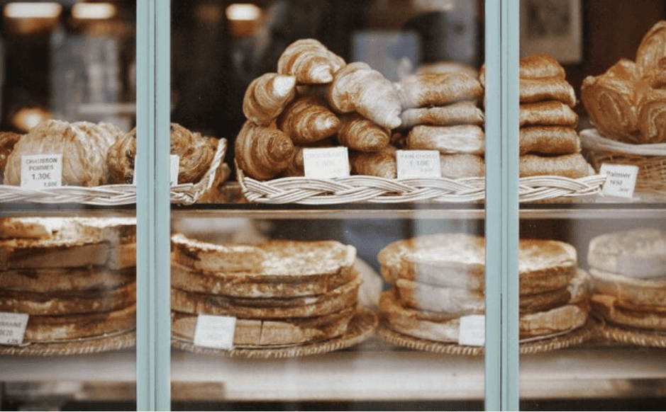 Des viennoiseries dans une vitrine