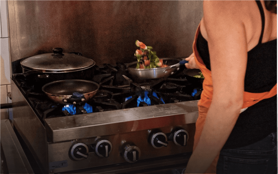 Femme faisant la cuisine