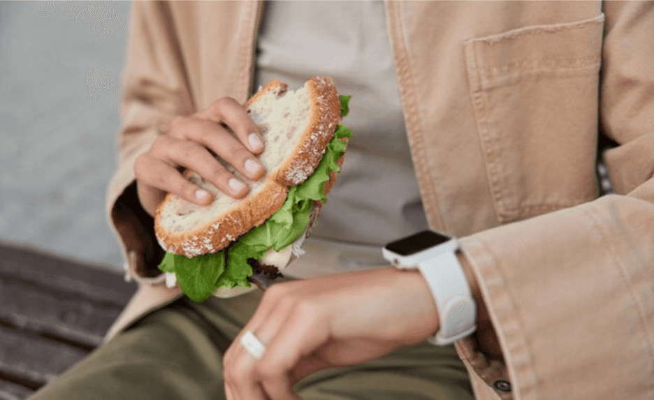 Une personne dégustant son sandwich