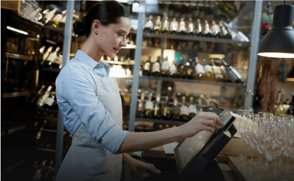 Une serveuse manipulant la caisse enregistreuse