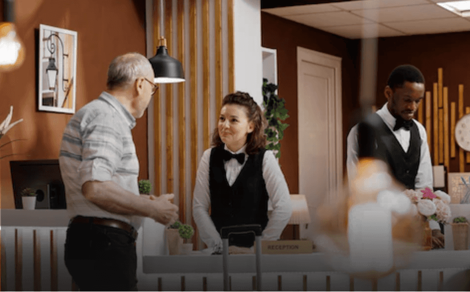 Un hôtelier qui conseille un client