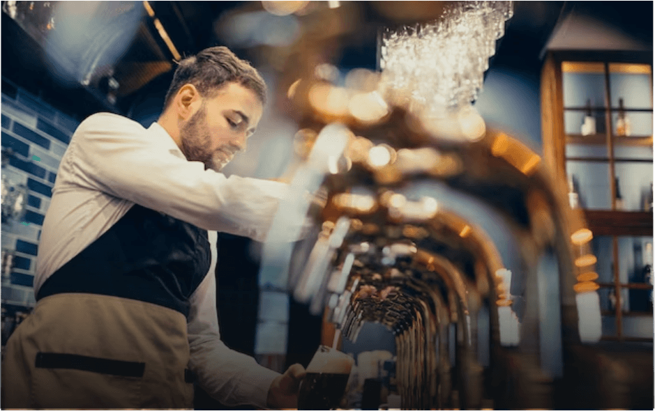 Un barman servant une bière