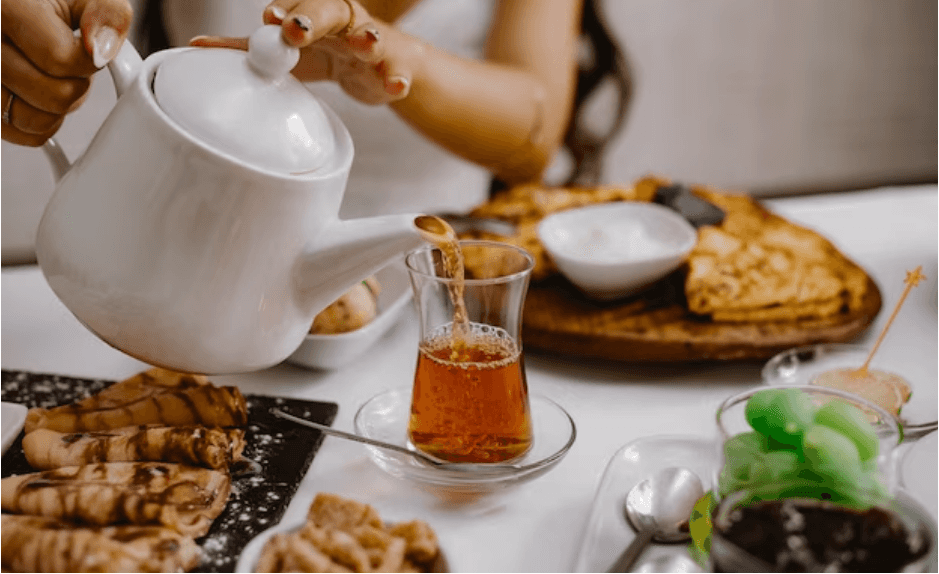 Une personne servant le thé