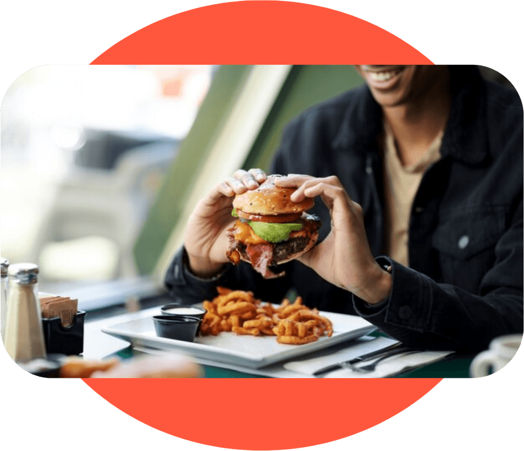 Client prêt à manger son burger