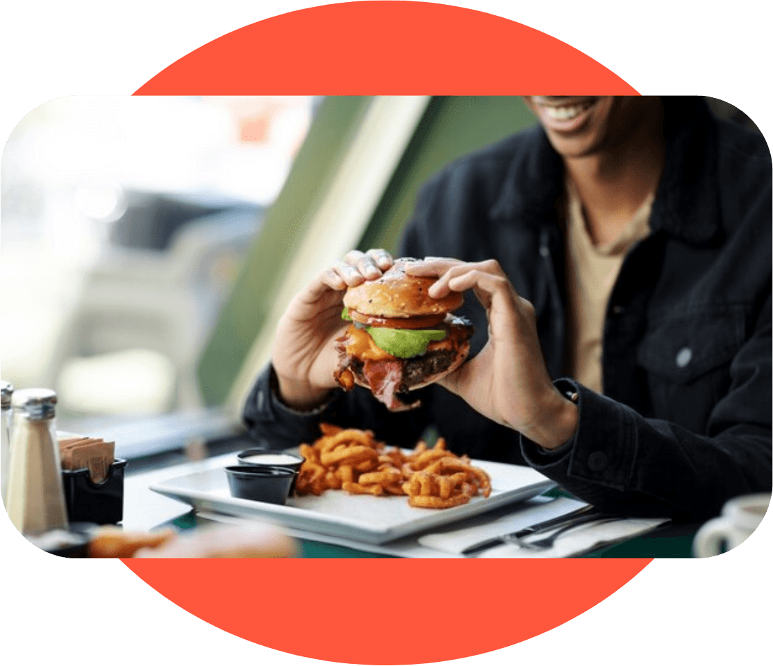 Client prêt à manger son burger